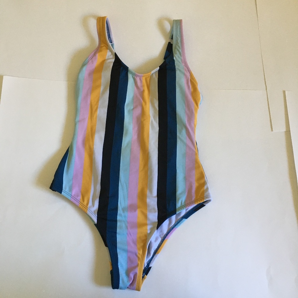 Kona Sol Women's Vertical Stripe One Piece Swimsuit. Size S.